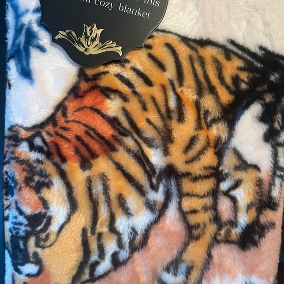 House of Verdi NWT Queen Size Ultra Soft Tiger Printed 90” x 90” Plush Blanket - Picture 5 of 7